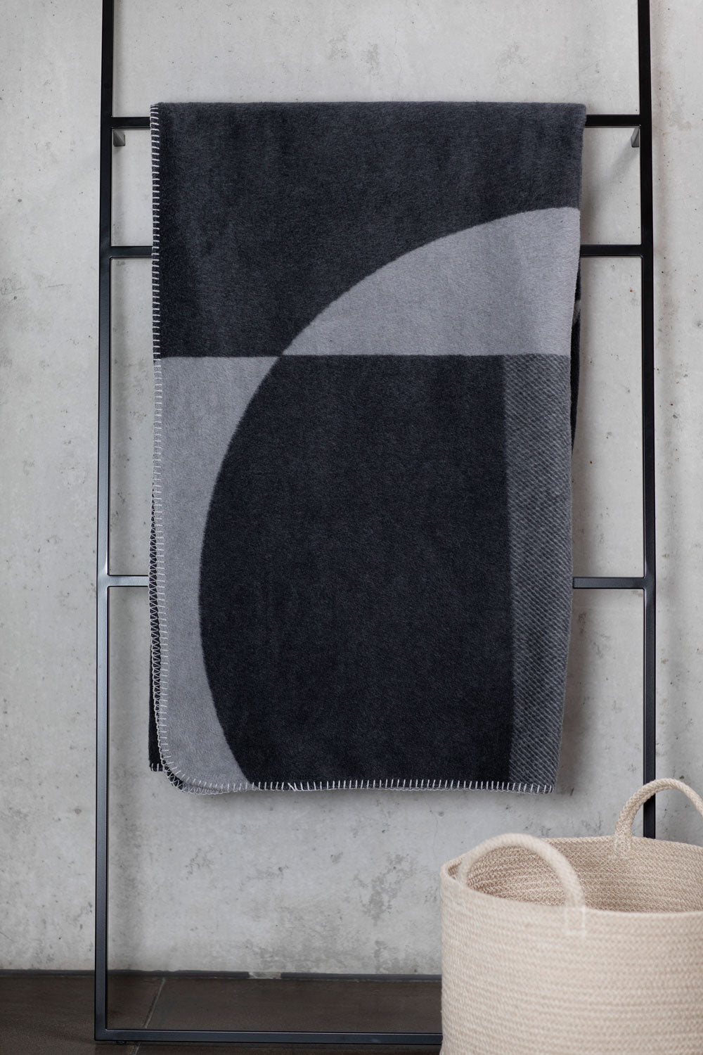 SAVONA throw "graphic shapes"