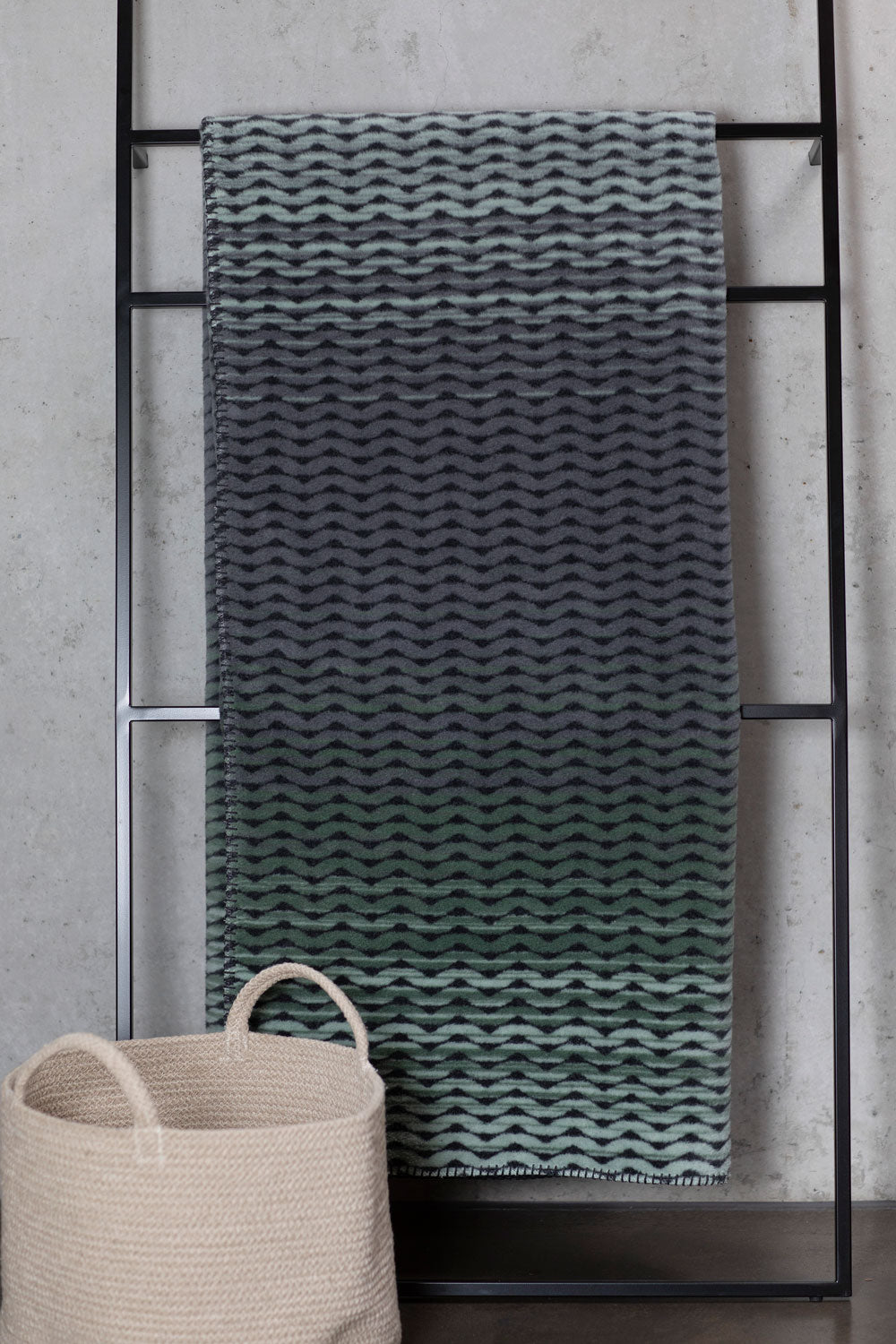 SAVONA throw "waves gradient"