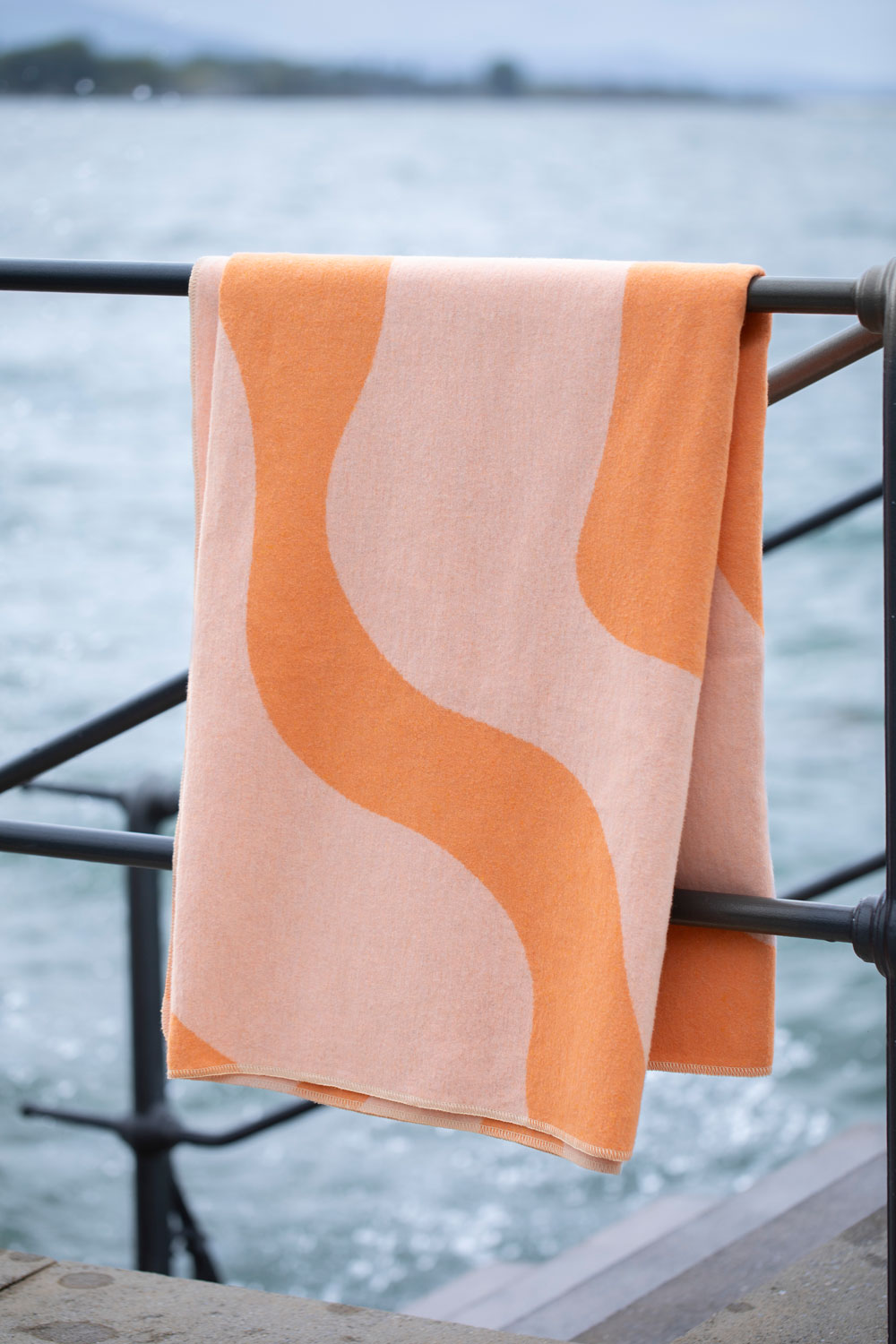 SILVRETTA throw "retro waves"