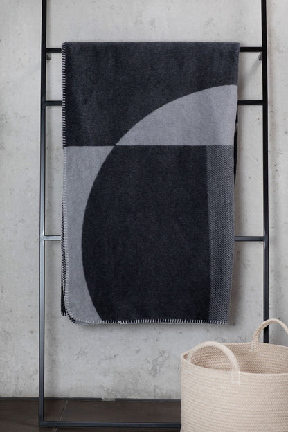 SAVONA throw "graphic shapes"