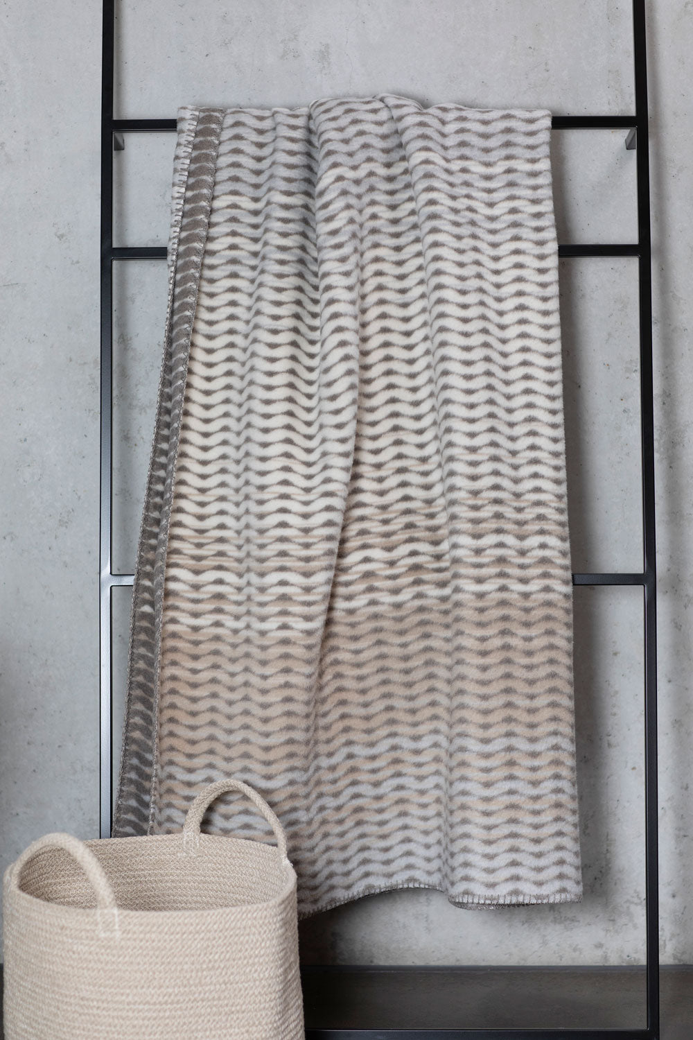 SAVONA throw "waves gradient"