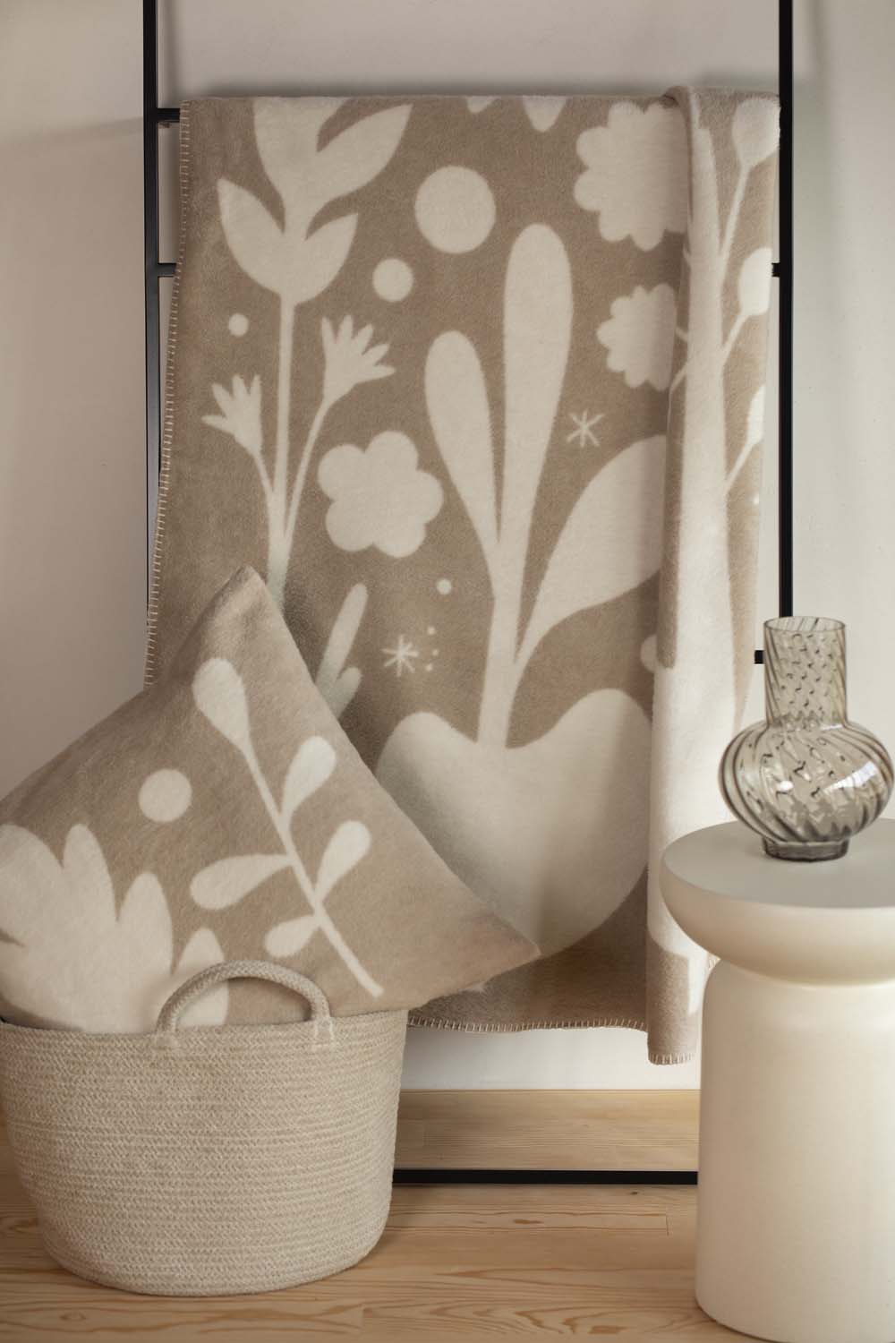 SAVONA cushion cover "folcloristic flowers" in . Cushion Cover made by David Fussenegger , a family-run mill in Austria.