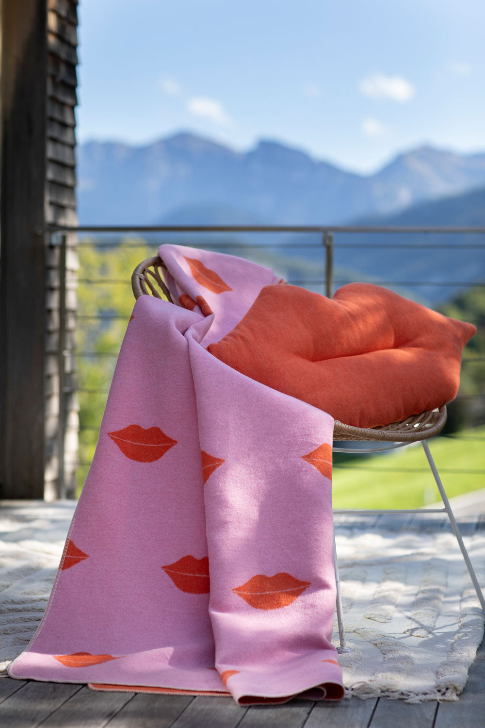 SILVRETTA throw "lips allover"