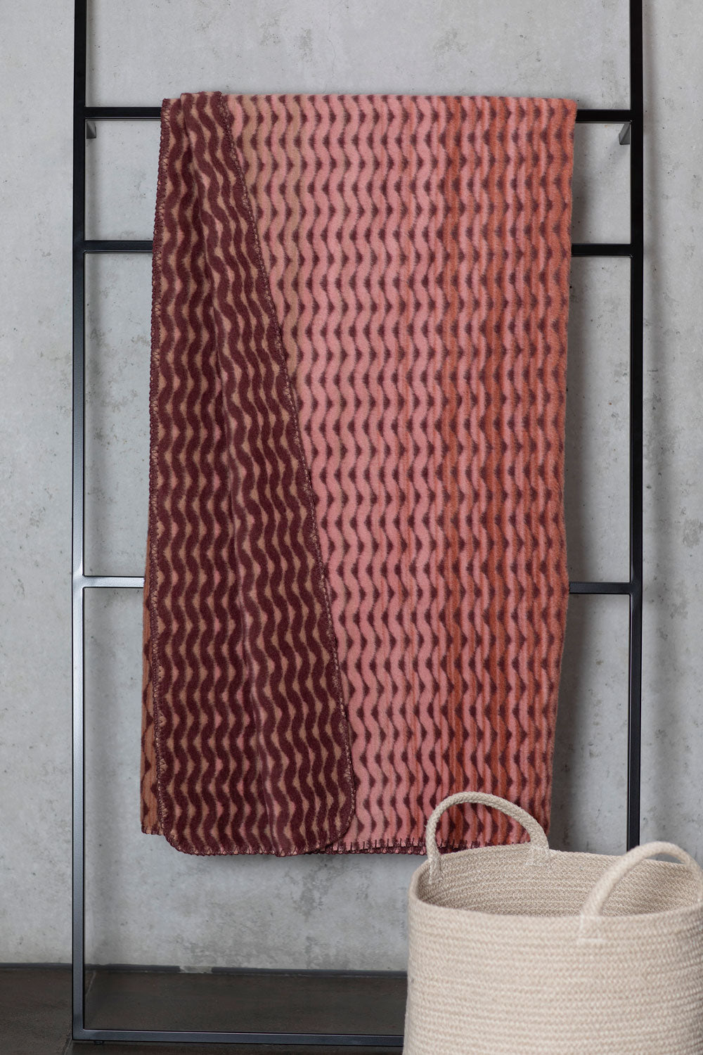 SAVONA throw "waves gradient"