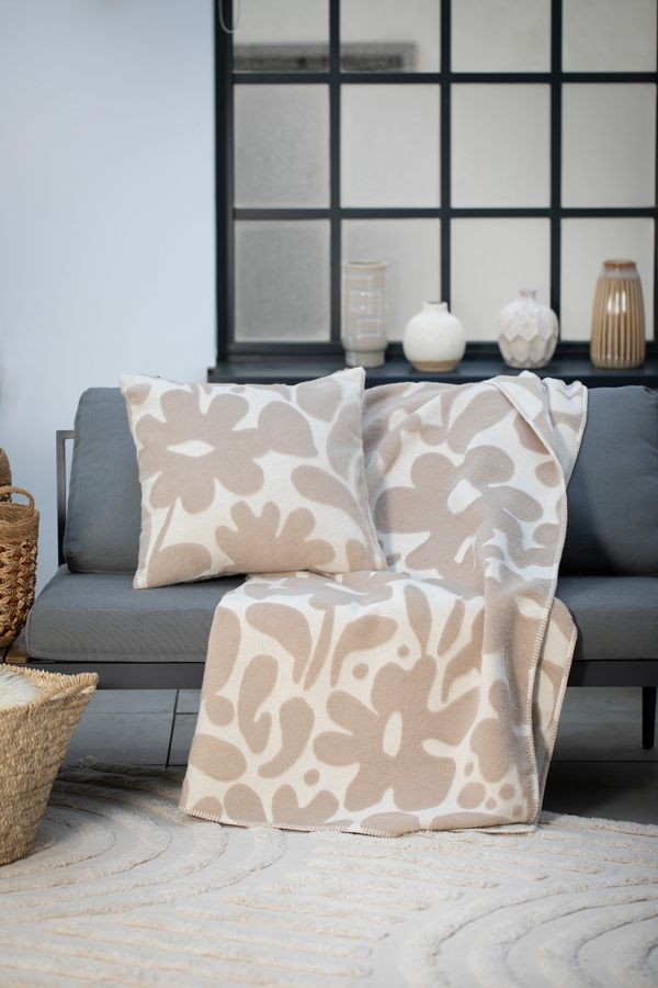 CARLA Throw "Flowers" in . Throw Blanket made by David Fussenegger , a family-run mill in Austria.