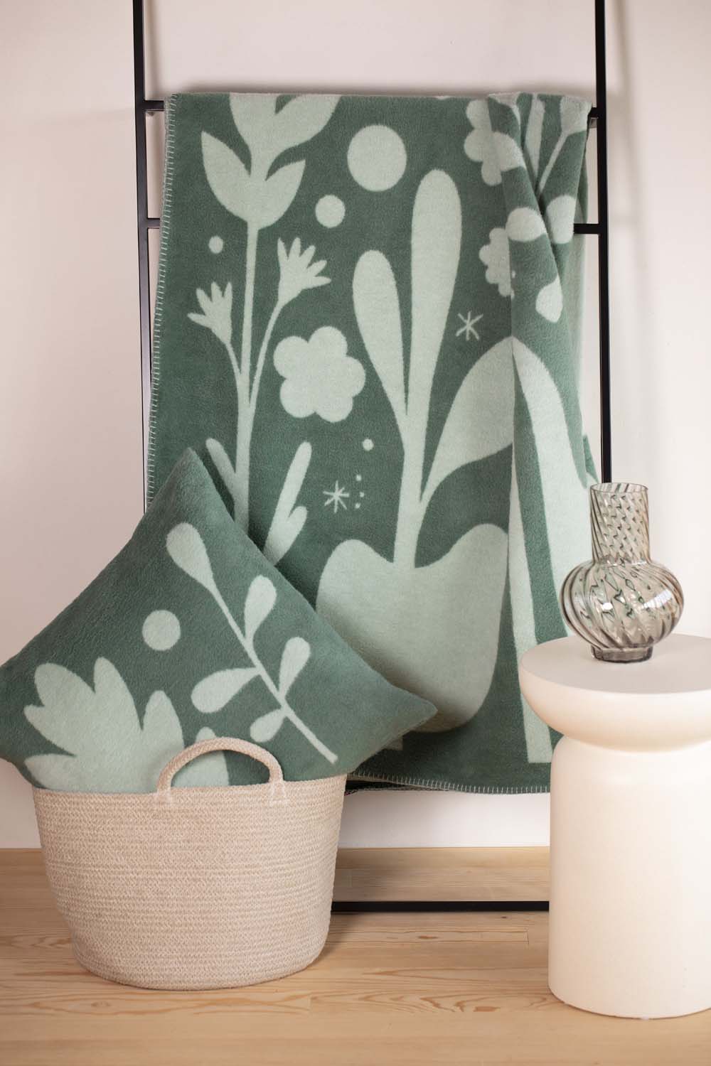 SAVONA cushion cover "folcloristic flowers" in . Cushion Cover made by David Fussenegger , a family-run mill in Austria.